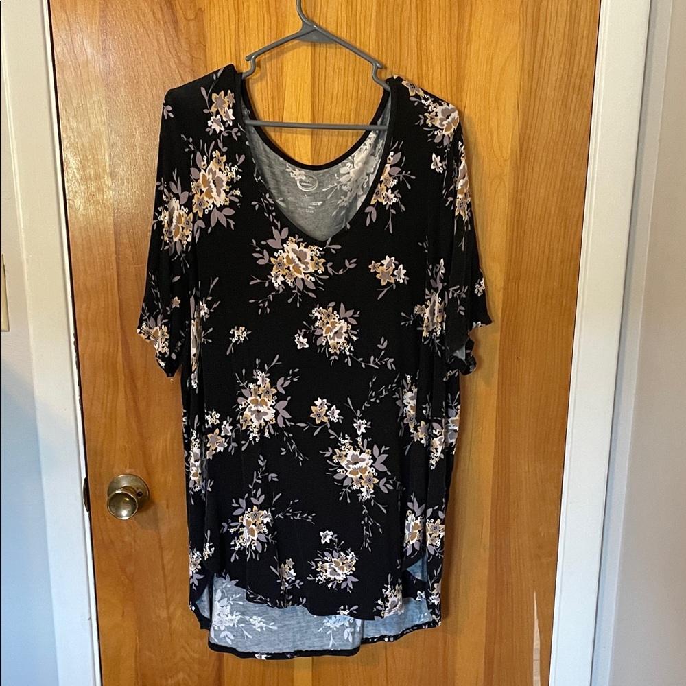 Maurices Black Floral Short Sleeve Top